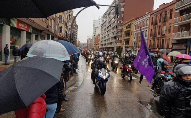 La lluvia no impidió el desfile de banderas de los Pingüinos 2018.