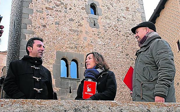 Alberto López Villa (i), Ana Peñalosa y Ángel Galindo, frente al Torreón. 
