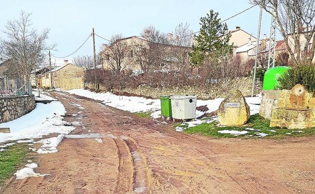 Estado en que se encuentra la calle principal de Tanarro tras la nevada y el deshielo. 