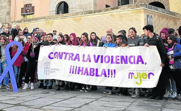 Participantes en la concentración, ayer en la plaza de San Martín. 