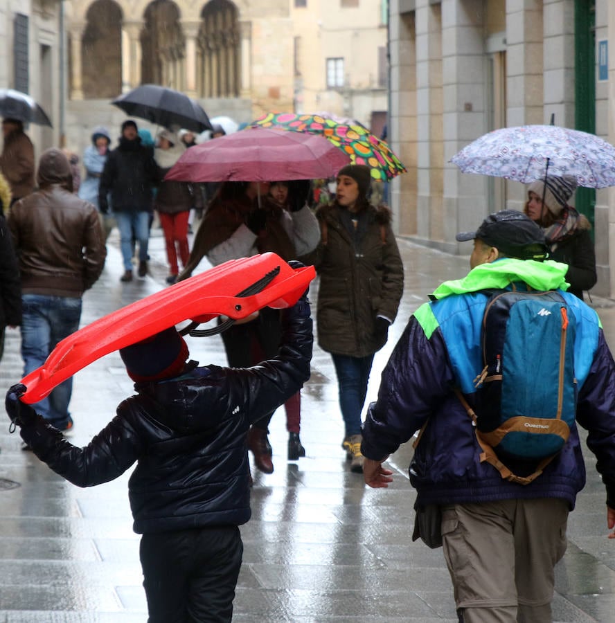 Fría y lluviosa jornada del sábado en Segovia