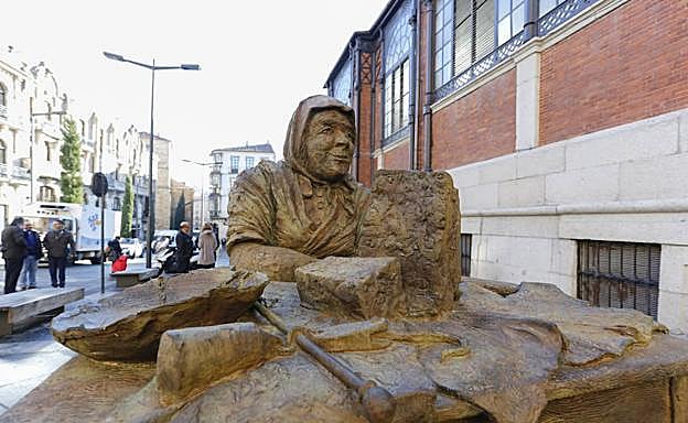 La escultura que recuerda a las turroneras de La Alberca, junto al Mercado Central. 