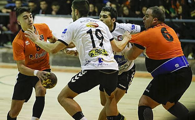 Hugo Garín encara a un rival ante la mirada de Sebas Elena.