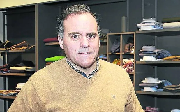 Domiciano Curiel, en su tienda Zuchi, en Becerro de Bengoa.