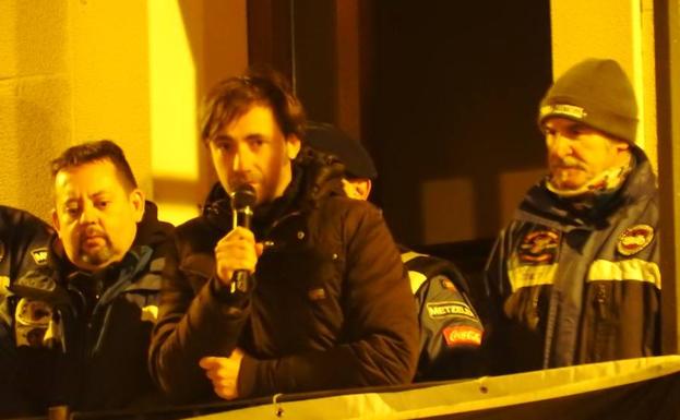 El hijo de Ángel Nieto, Pablo, se dirige a los aficionados en la noche del sábado, en el homenaje del desfile de antorchas. 