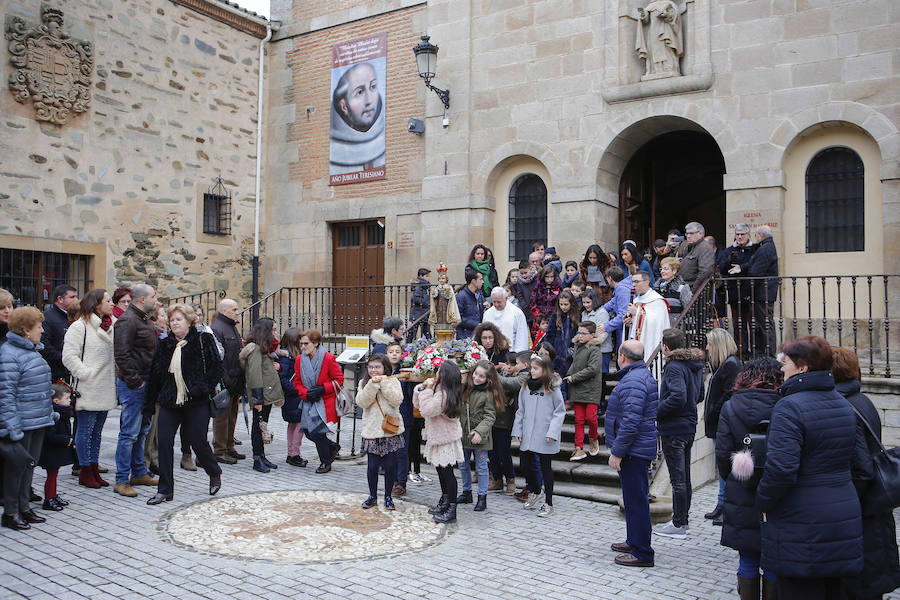 Cientos de personas participaron en el acto que se desarrolló entre las iglesias de San Juan de la Cruz y la del sepulcro de Santa Teresa