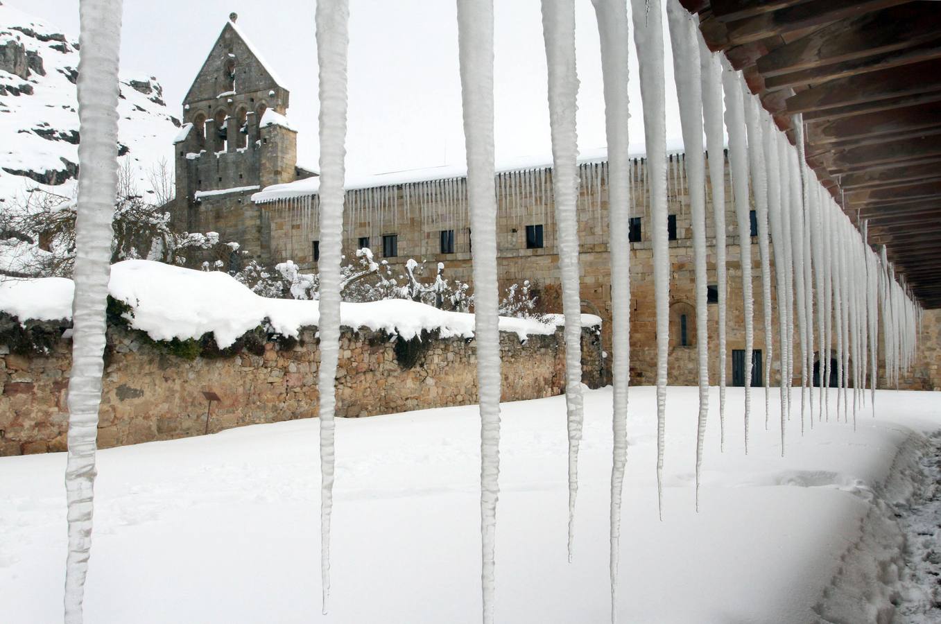 Nieve en la iglesia de Santa María la Real de Aguilar de Campoó (Palencia).