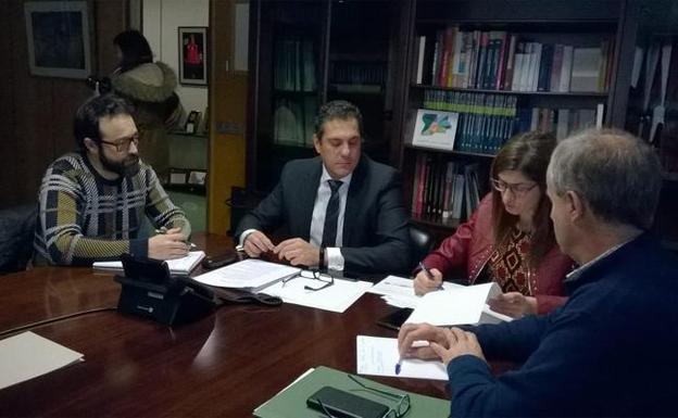 Reunión del coordinador provincial de UCCL de Zamora, Enrique Cortés, con el delegado de la Junta, Alberto Castro. 