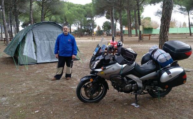 El primer motero en llegar a la zona de acampada de Motauros en Tordesillas.