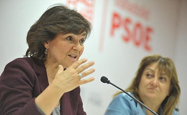 Carmen Calvo, durante su charla con militantes del PSOE en Valladolid, junto a la secretaria provincial, Teresa López. 