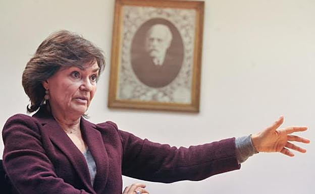 Calvo, en la sede del PSOE, donde se celebró la entrevista, ante el retrato del fundador del partido, Pablo Iglesias. 