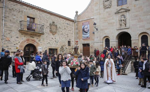 Un momento de la procesión en la que los niños llevan la imagen del Niño Jesús de Praga.