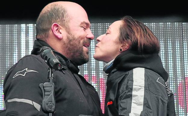 Gustavo Justo e Inés Méndez se besan tras comprometerse formalmente en la concentración. 