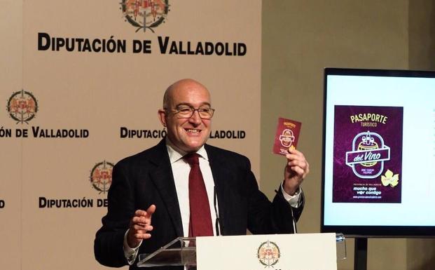 El presidente de la Diputación de Valladolid, Jesús Julio Carnero, presenta una nueva guía sobre las rutas del vino en la provincia.