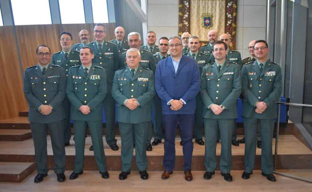 Miembros de las comandancias de la Guardia Civil de la región con el alcalde de Guijuelo. 