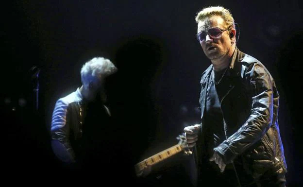 La legendaria banda irlandesa U2, durante el concierto que ofreció en 2015 en Barcelona.