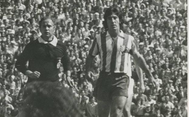 Rubén 'Panadero' Díaz, junto al árbitro. 