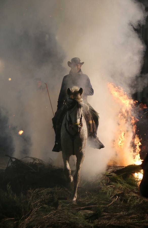 Las hogueras de la fiesta de ‘Las Luminarias’ iluminaron un año más la localidad abulense en la víspera de San Antón, en el que los caballistas y sus animales toman el protagonismo en una costumbre centenaria 