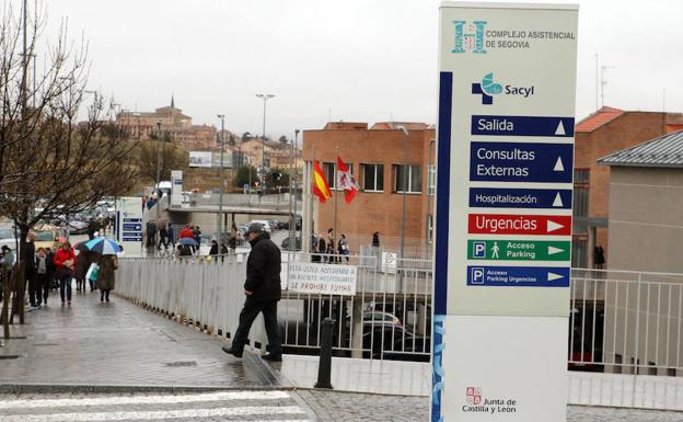 Entorno de la puerta principal de acceso al Hospital General de Segovia.