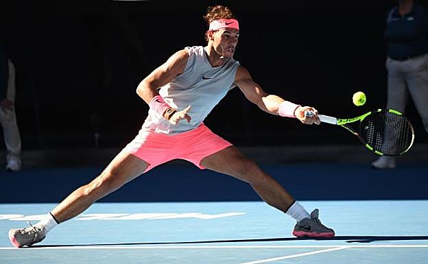 Rafa Nadal golpea la bola durante el partido. 