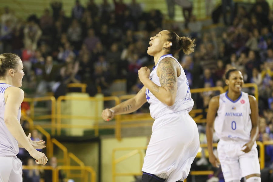Una canasta de Laura Nicholls a escasos segundos para el final del partido le dio al equipo salmantino una importante victoria en la Euroliga que le permite seguir en la lucha por entrar en los cuartos de final