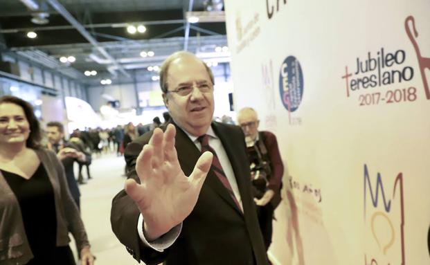 El presidente de la Junta, Juan Vicente Herrera, junto a la consejera de Cultura y Turismo, Josefa García Cirac, visita el expositor de Castilla y León en Fitur 2018.