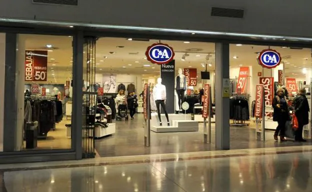 Tienda de C&A en el centro comercial de Parquesol. 