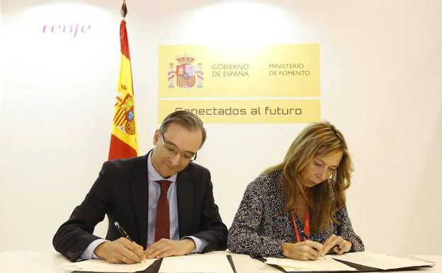Ramón Azuara, director general de Renfe Viajeros, y la concejala de Turismo del Ayuntamiento de Palencia, Carmen Fernández, firman el acuerdo. 