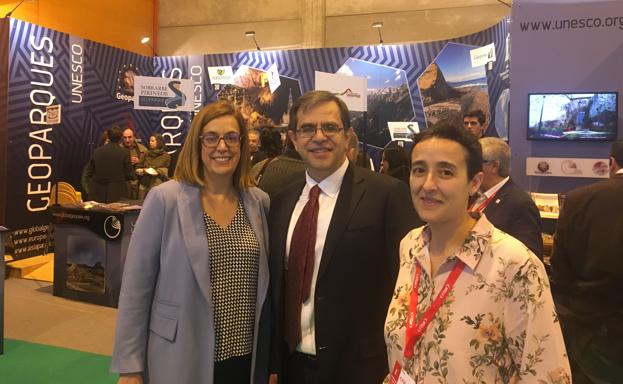 La presidenta de la Diputación, a la izquierda, en la visita al stand de Las Loras. 