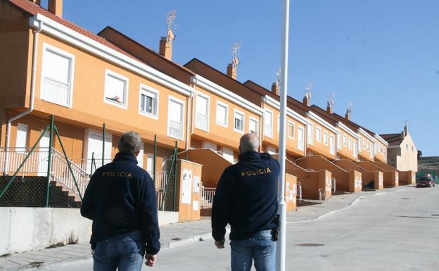 Dos policías, durante la operación llevada a cabo en Fuente la Bola. 