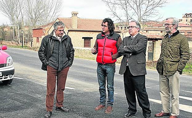 Javier López-Escobar (segundo por la derecha), durante la visita a las obras. 