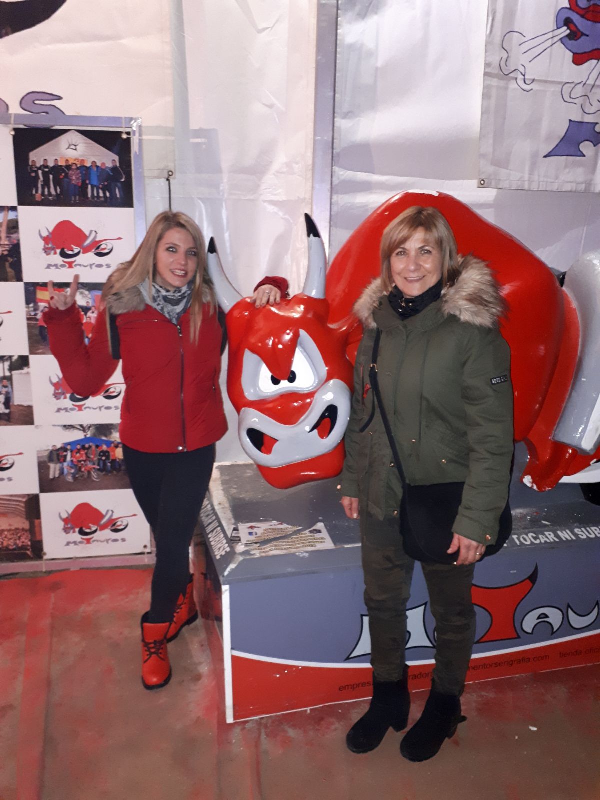 Yolanda y Beatriz en la carpa principal de Motauros