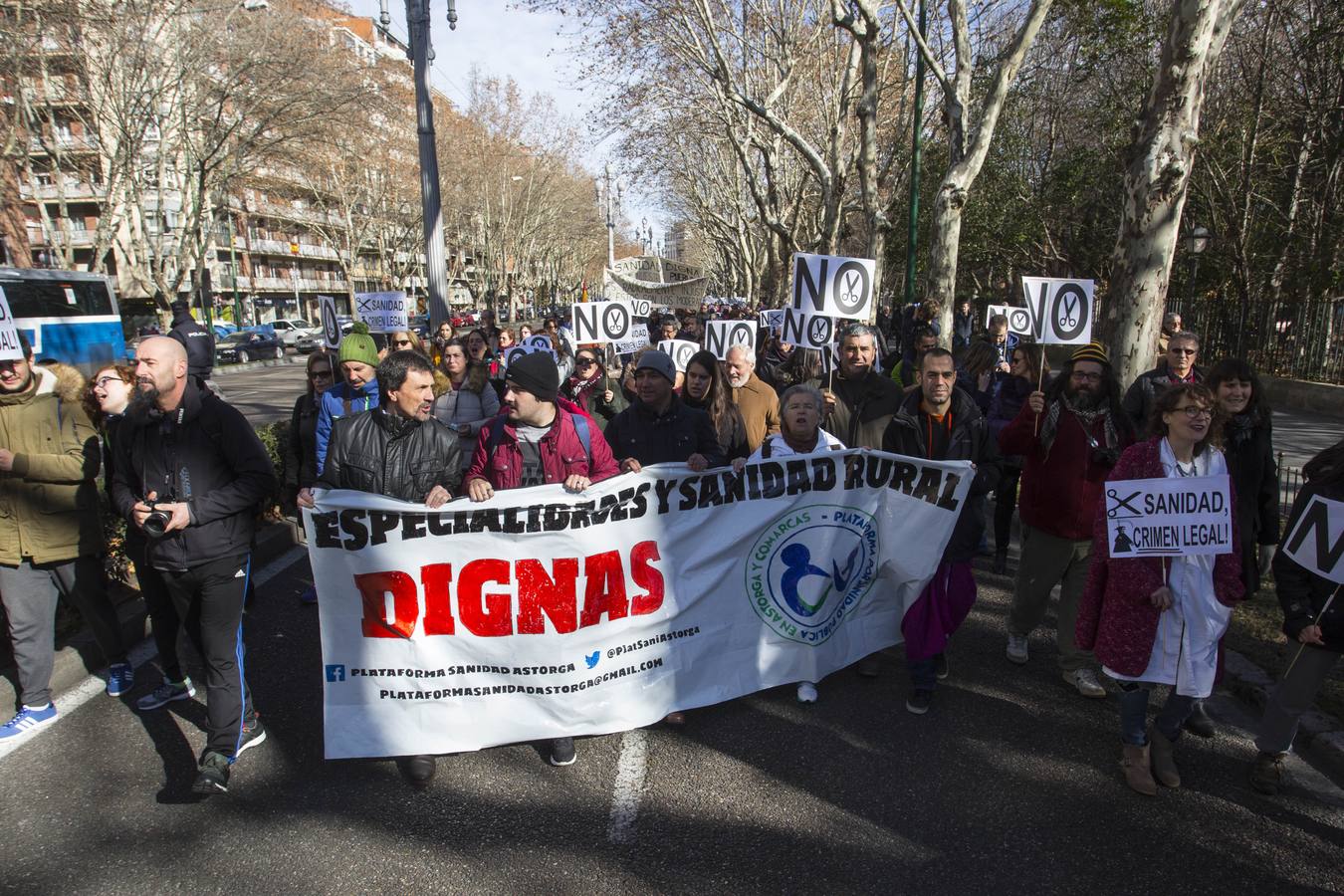 Miles de personas recorren las calles de Valladolid en defensa de la Sanidad de Castilla y León