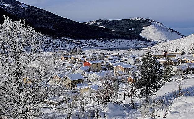 Vista de Camporredondo bajo la nieve. 