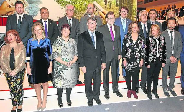 Foto defamilia de Mariano Rajoy con los alcaldes de las Ciudades Patrimonio. 