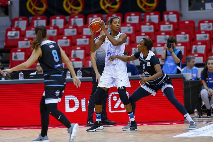 Robinson protege el balón defensida por Sarr, del IDK. 