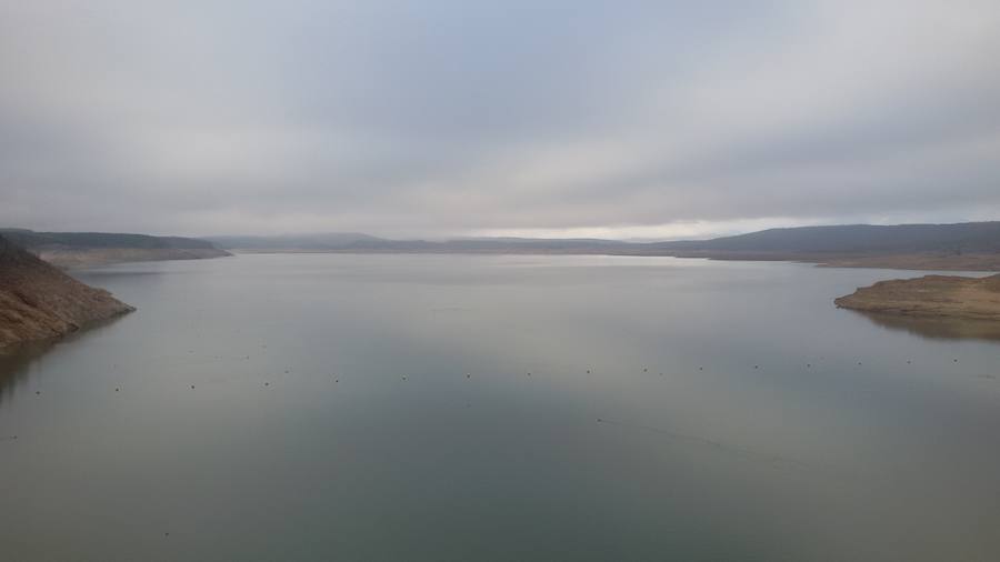 Las últimas lluvias dejan estas imágenes del pantano de Aguilar