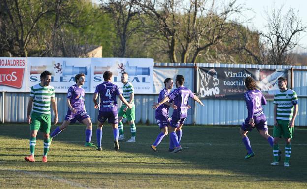 Los jugadores del Palencia Cristo celebran el tanto de Jesús Torres.