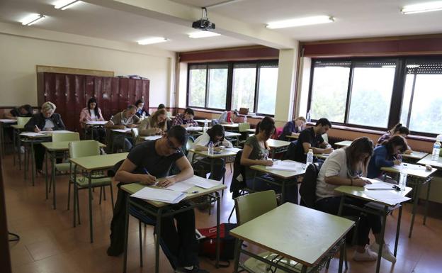 Un grupo de opositores a profesor de Enseñanza Primaria se examina en un aula del instituto Vaguada de la Palma de la capital salmantina.