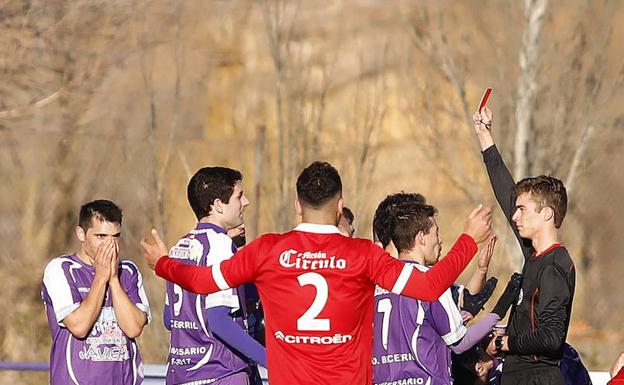El colegiado muestra la tarjeta roja a Varo.