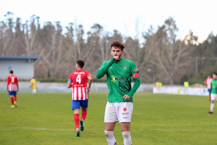 Raúl Ruiz celebra su último gol con el CD Guijuelo. 