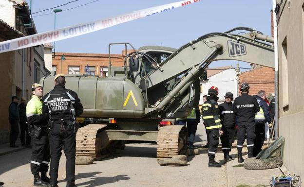 Efectivos de Policía y UME, durante las labores de búsqueda en la localidad leonesa.