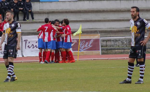 Los jugadores del Tordesillas celebran uno de sus goles ante el lamento de Chuchi y Arroyo. 