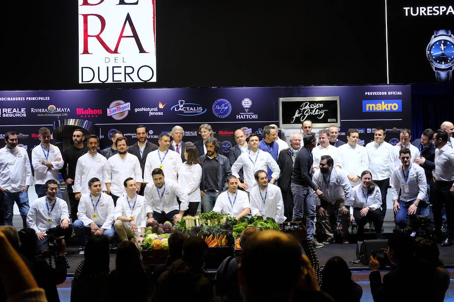 La organización, autoridades y chefs, en una fotografía de familia.