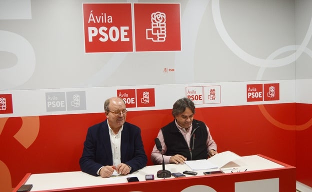 Jesús Caro (I), secretario provincial del PSOE y Juan Carlos Montero (D), procurador del PSOE. 