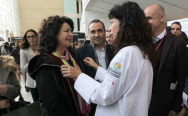 Ana Redondo, junto a la secretaria de Estado de Turismo, Matilde Asián, en el certamen Madrid Fusión. 