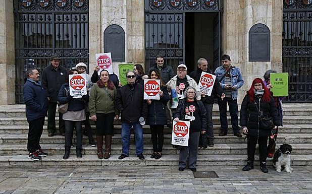 Concentración de la Plataforma Antidesahucios durante la reunión de la Mesa de la Vivienda celebrada este martes. 