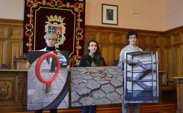 Noelia González (segundo premio), Alicia Serrano(primer premio) y Adrián Luengo (tercer premio) con sus fotografías. 