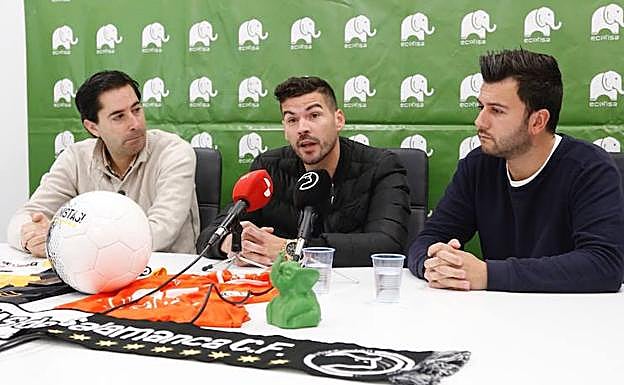 Razvan, en el centro, junto a Javier Tejedor y Astu en su presentación como jugador de Unionistas. 