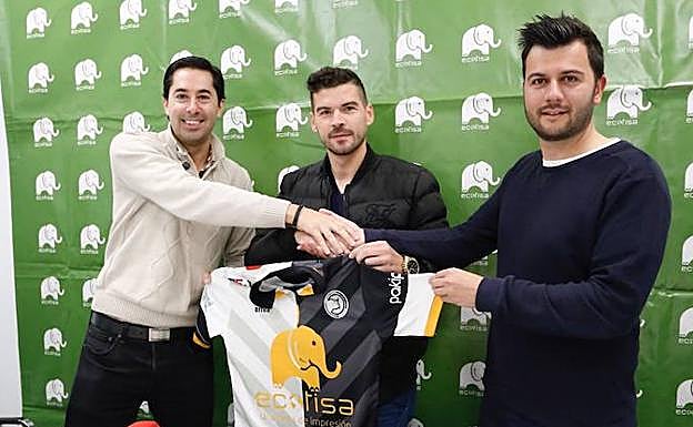 El vicepresidente de Unionistas, Javier Tejedor, Razvan y el técnico Astu. 